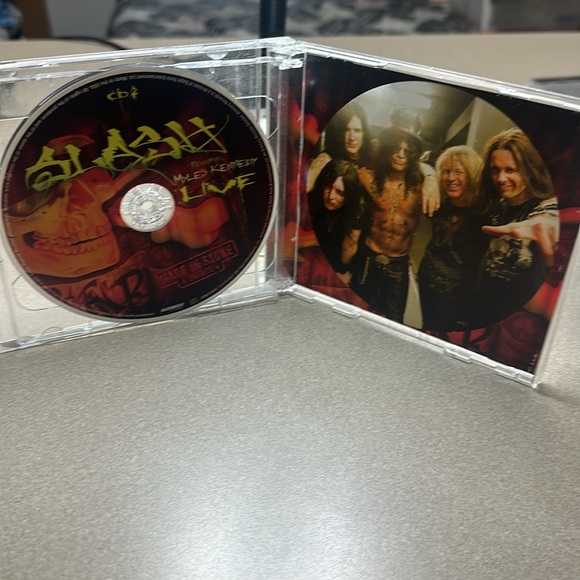 Slash Featuring Myles Kennedy Live - Picture 5 of 6